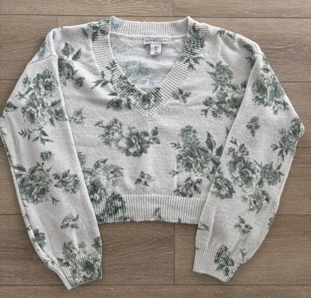 Sincerely Jules Cropped Green Floral Long Sleeved V Neck Sweater Small